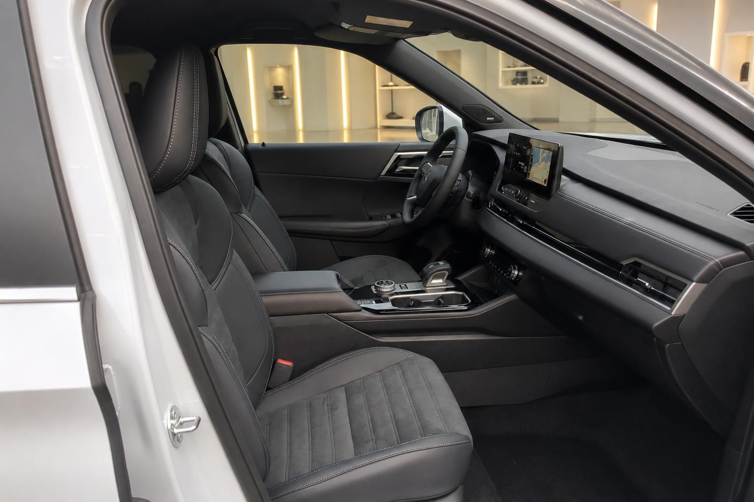 Innenraum eines SUV mit schwarzen Ledersitzen und Navigationssystem