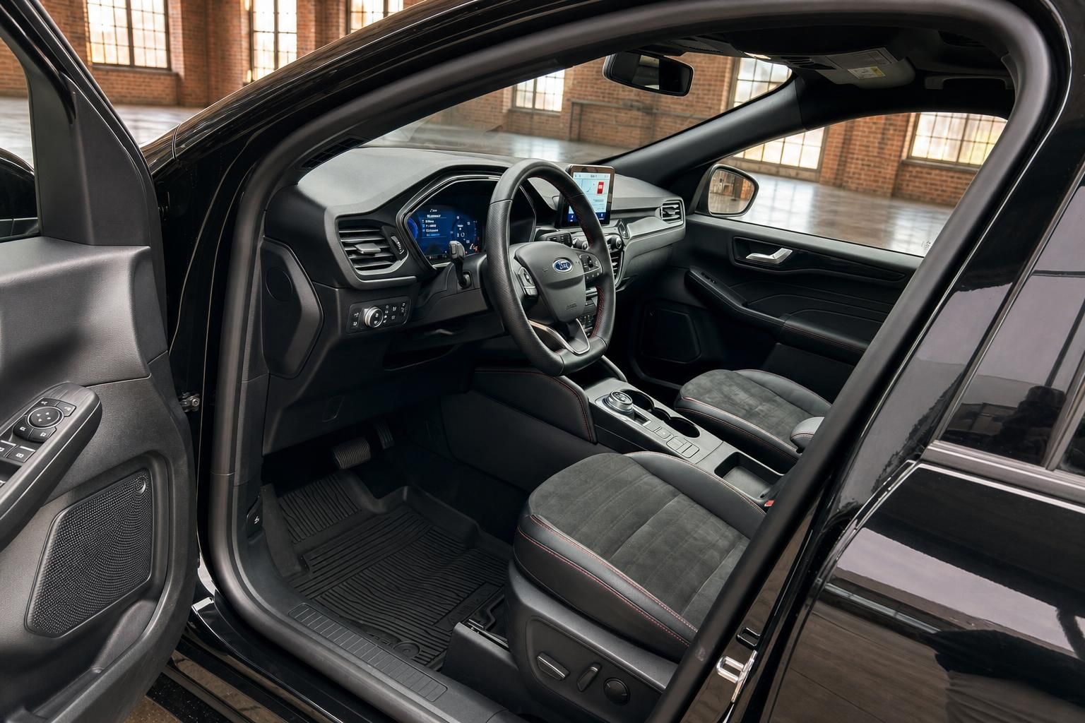 Ford SUV schwarz Innenraum mit Cockpit und Vordersitzen