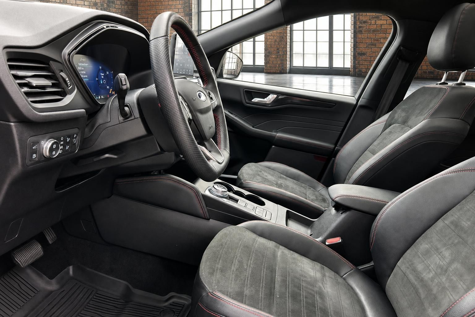 Ford Innenraum mit Sportsitzen und Lederlenkrad im Detail
