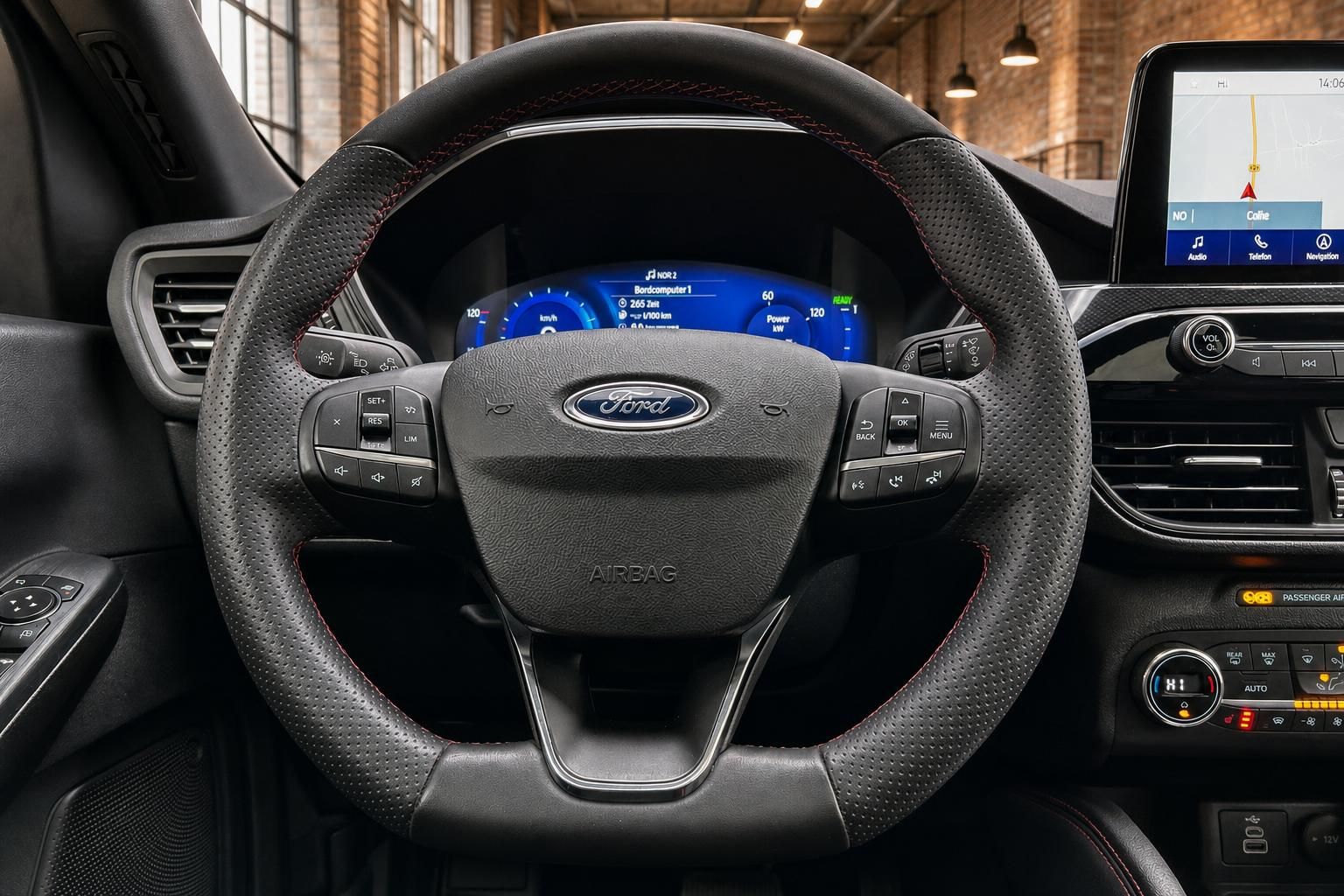 Ford Lenkrad mit Bedienelementen und digitalem Tacho Ansicht