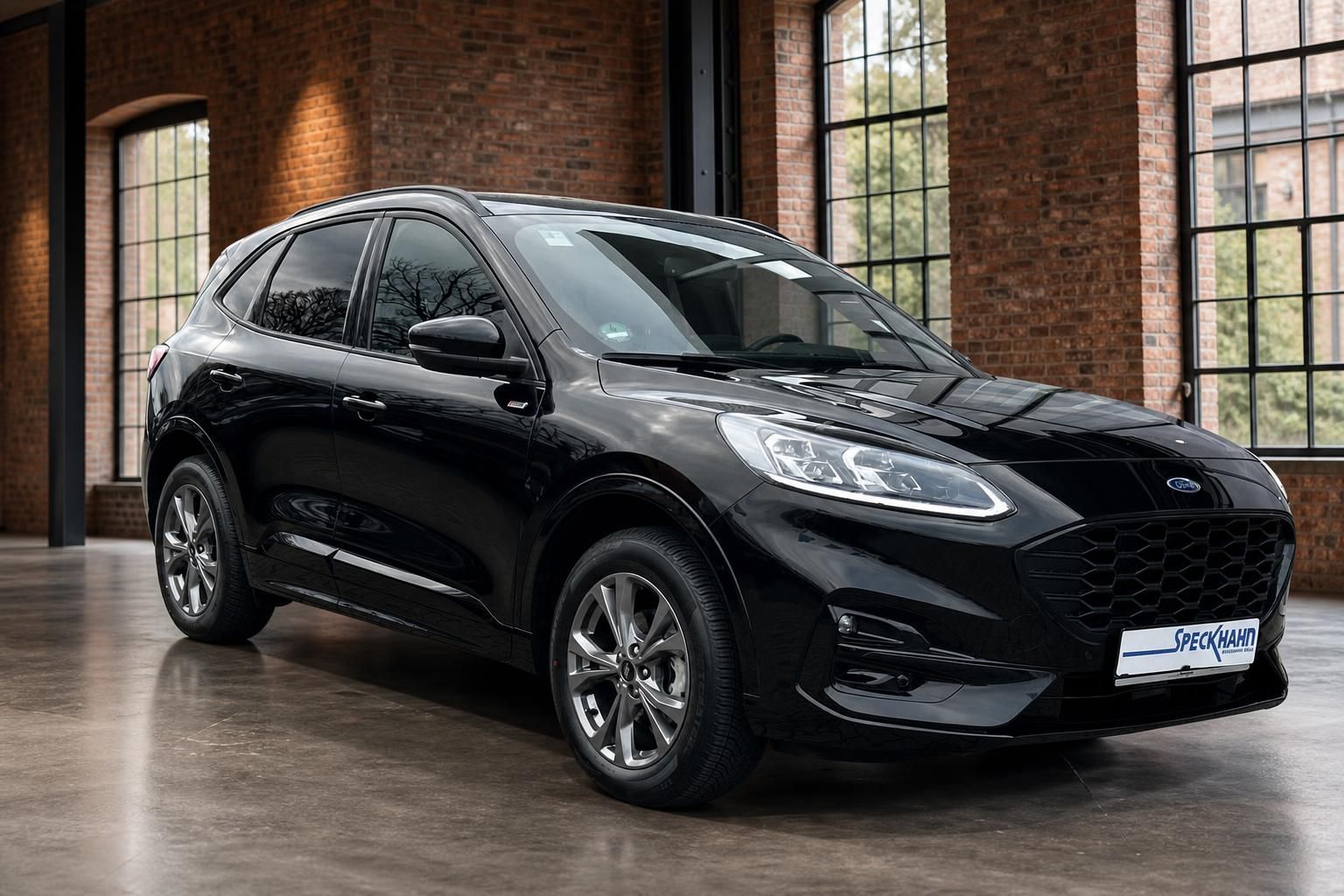Ford Kuga schwarz Frontansicht seitlich in Loft-Showroom mit Fenstern