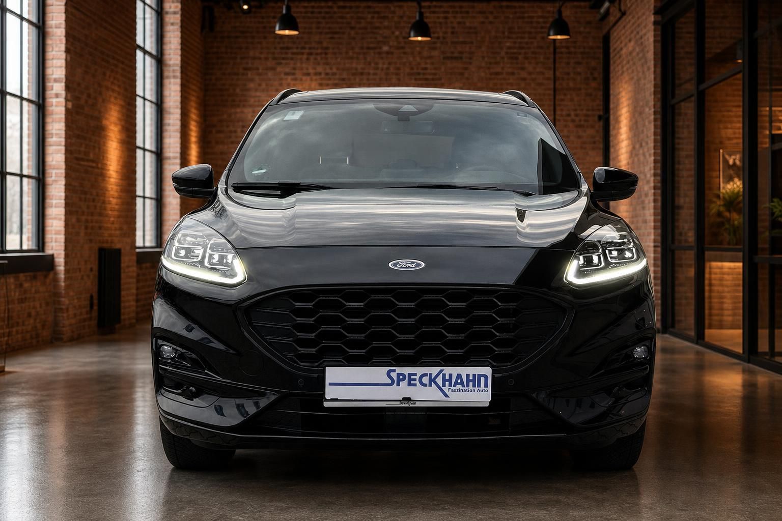 Ford SUV schwarz Frontansicht mit LED-Scheinwerfern im Showroom