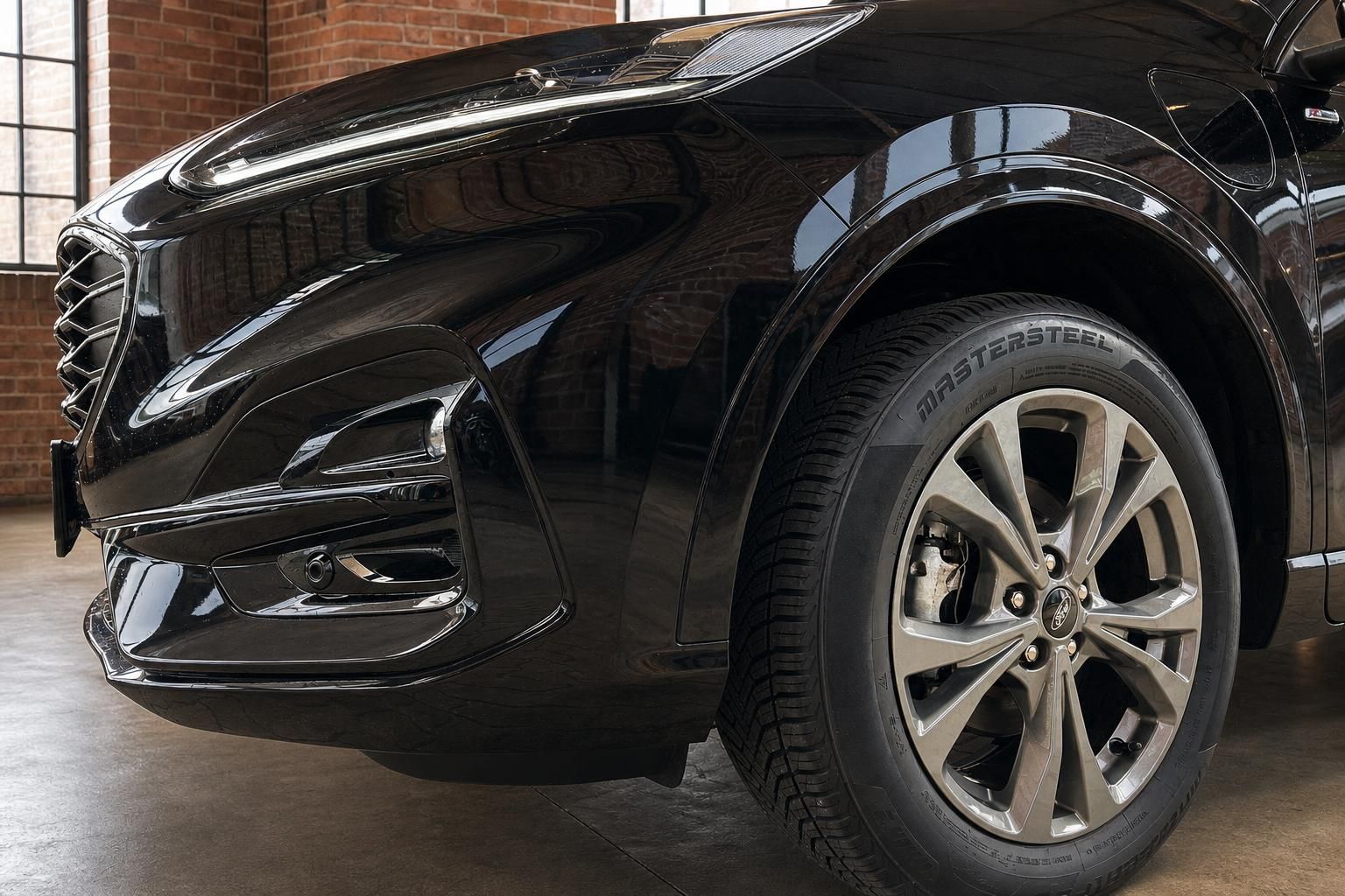 Ford SUV schwarz Detailansicht vorderer Kotfluegel und Felge
