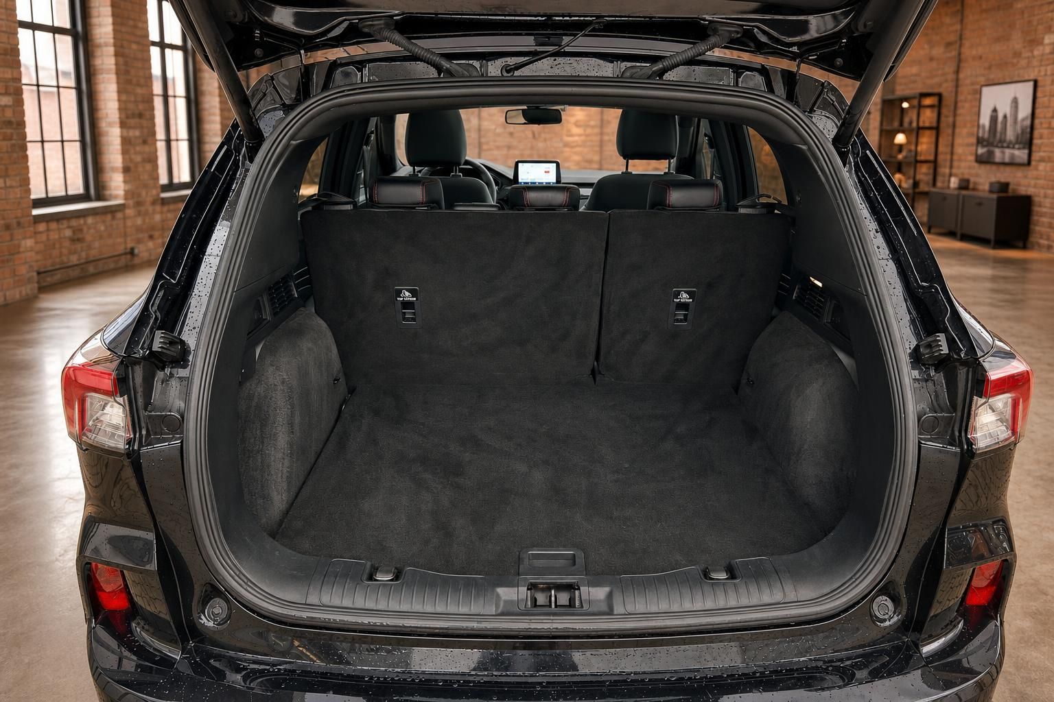 Ford SUV schwarz Kofferraum mit geoeffneter Heckklappe