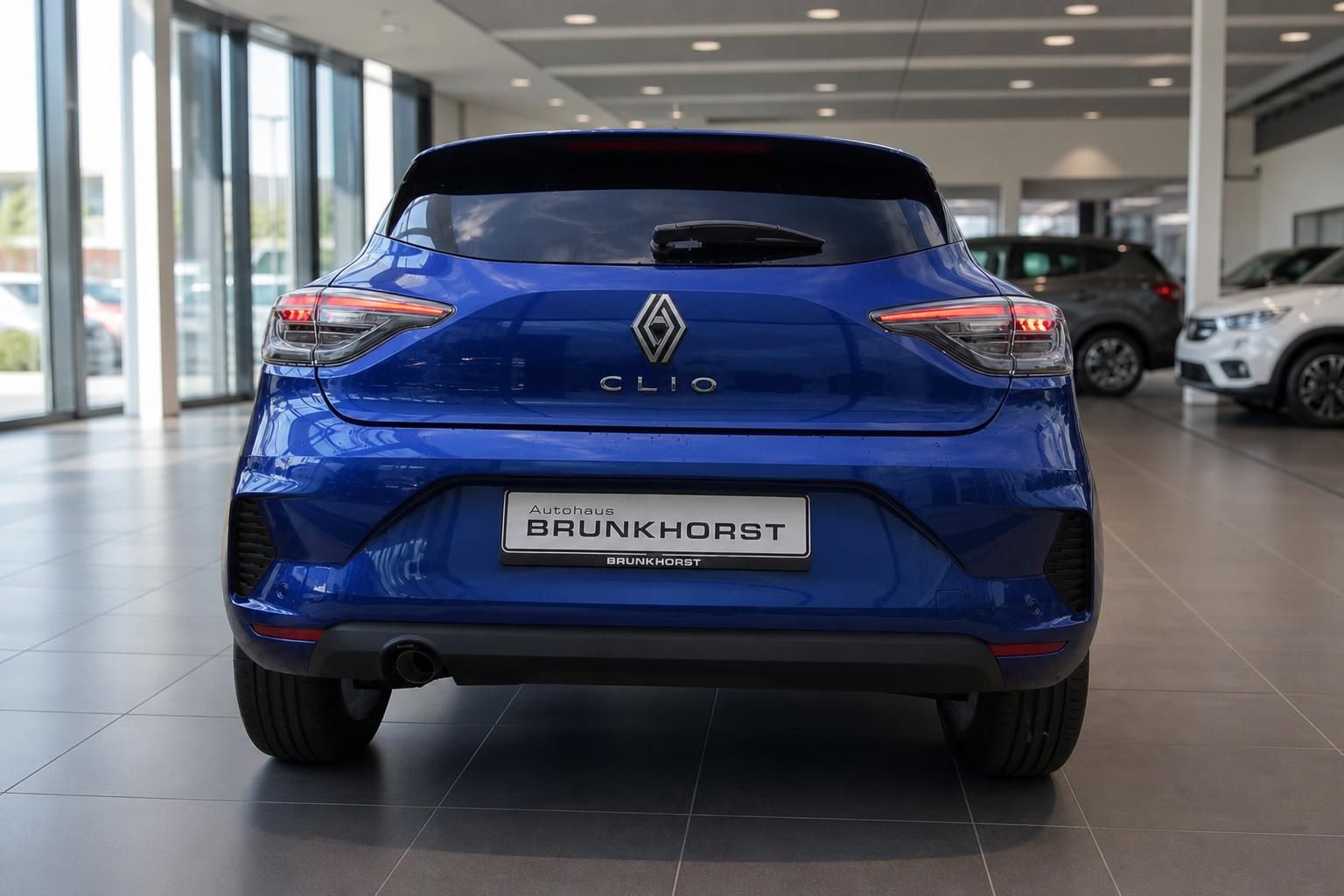 Renault Clio Heckansicht in blau mit LED-Rückleuchten und CLIO Schriftzug