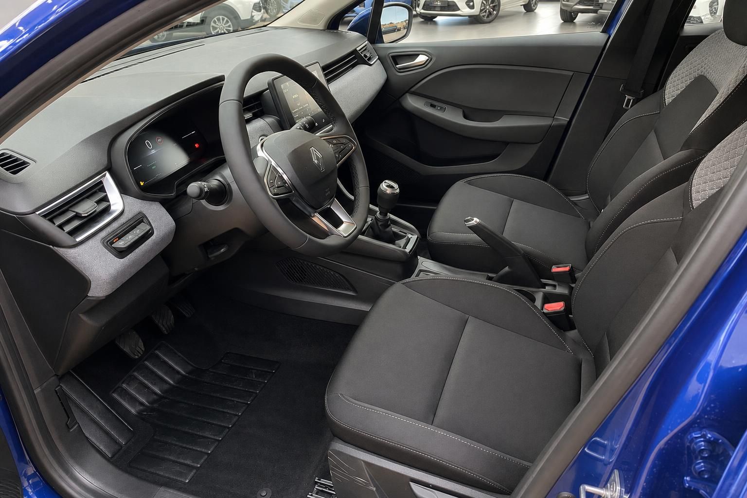 Renault Clio Innenraum mit schwarzer Ausstattung, Schalensitzen und modernem Cockpit