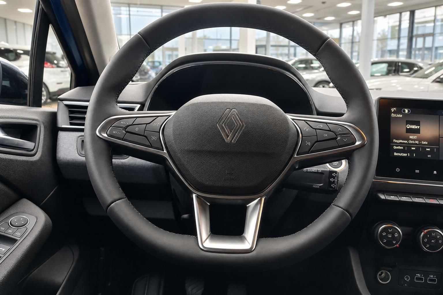 Renault Lenkrad mit Multifunktionstasten und Airbag im Auto Cockpit