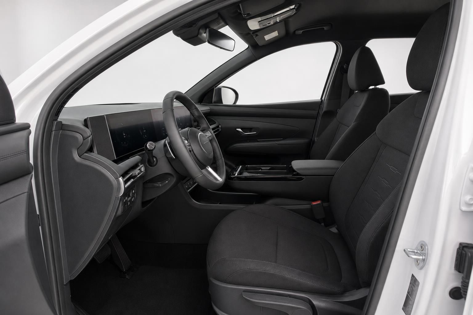 Hyundai Fahrerseite mit Lenkrad und Digitalcockpit im Innenraum