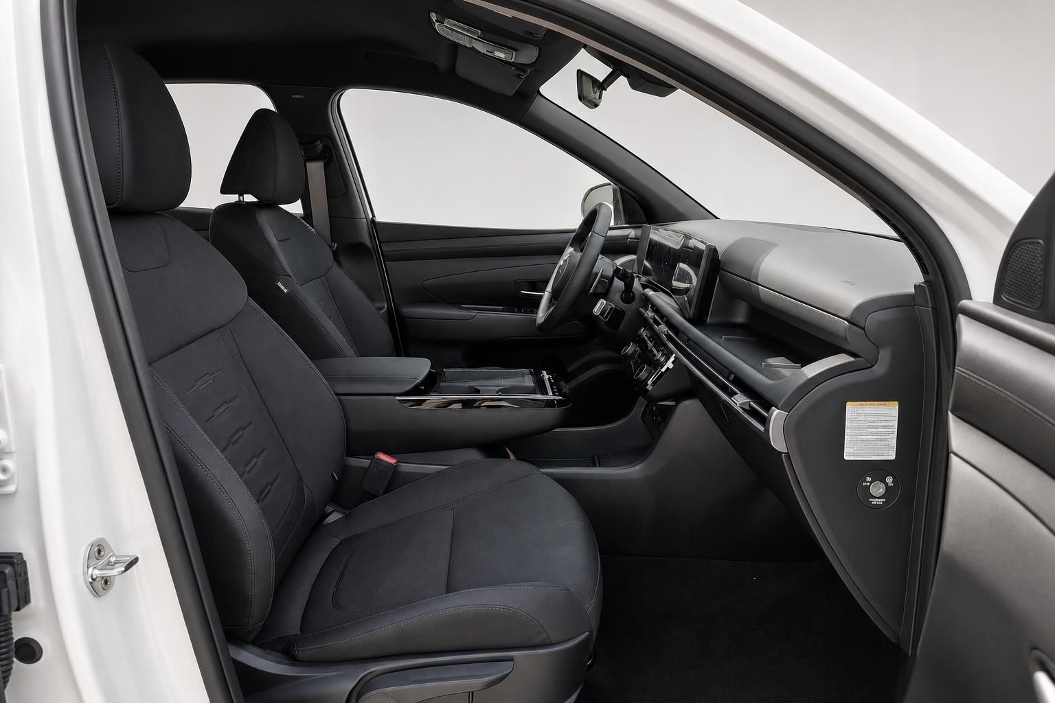 Hyundai Innenraum mit schwarzen Sportsitzen und Cockpit, Seitenansicht