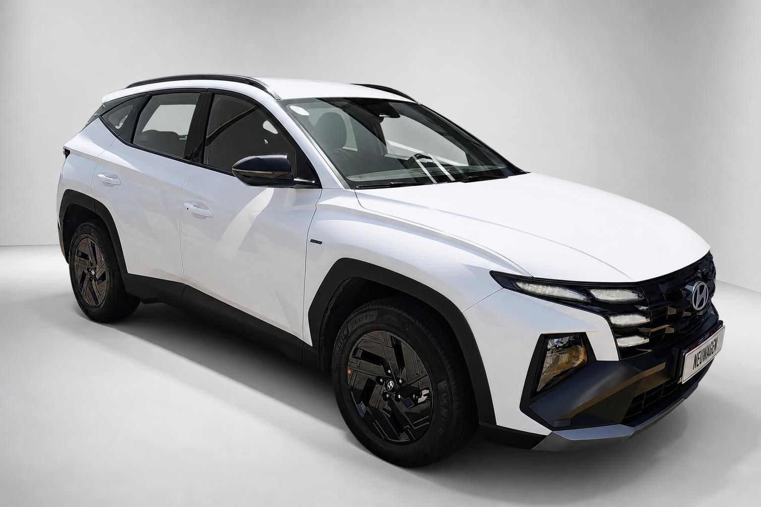 Hyundai Tucson in Weiß, Frontansicht schräg im Studio