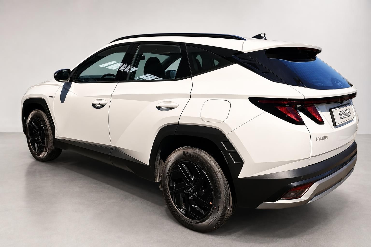 Hyundai Tucson in Weiß, Heckansicht schräg im Studio