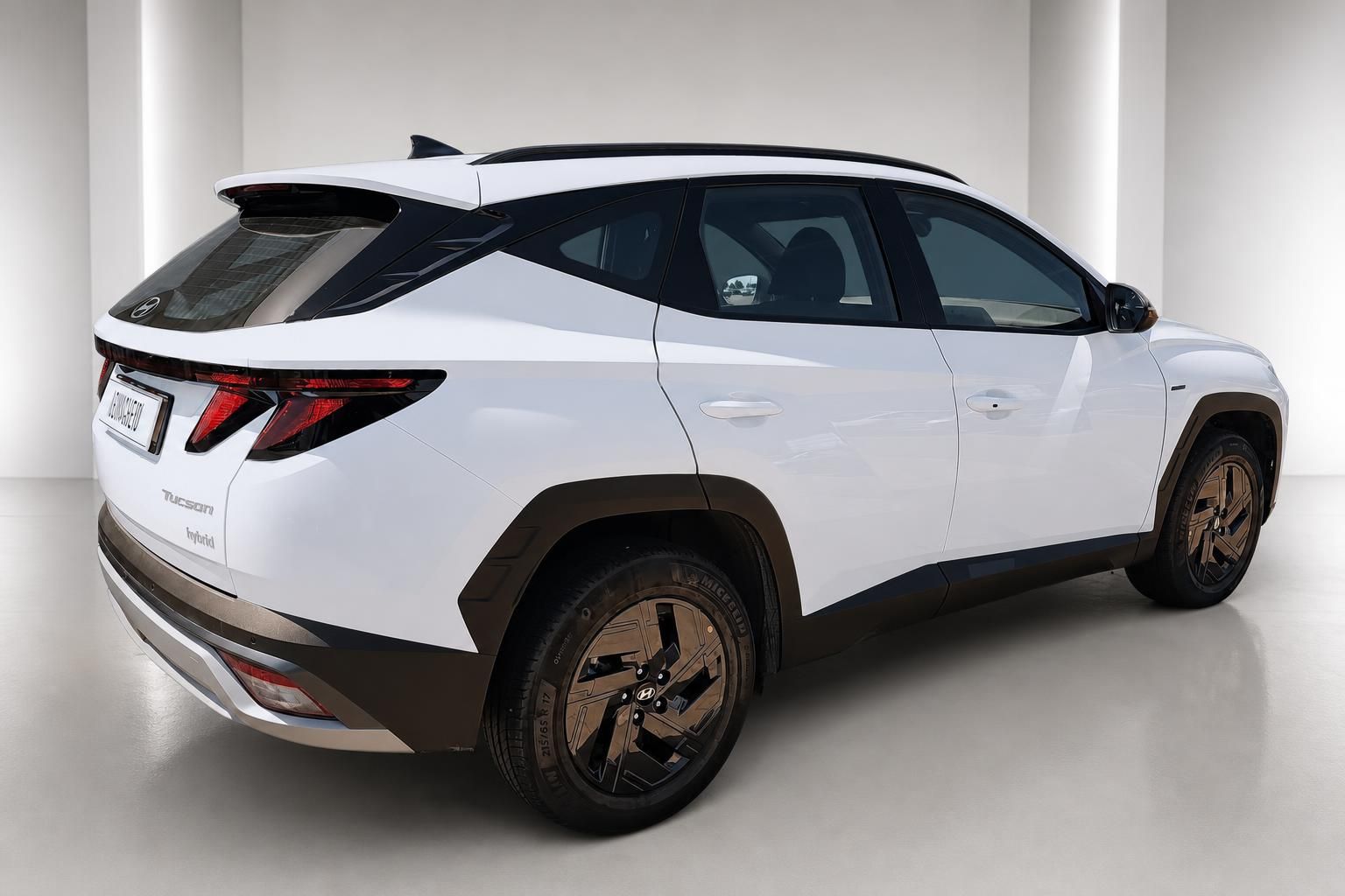 Hyundai Tucson Hybrid weiß Heck Seitenansicht SUV