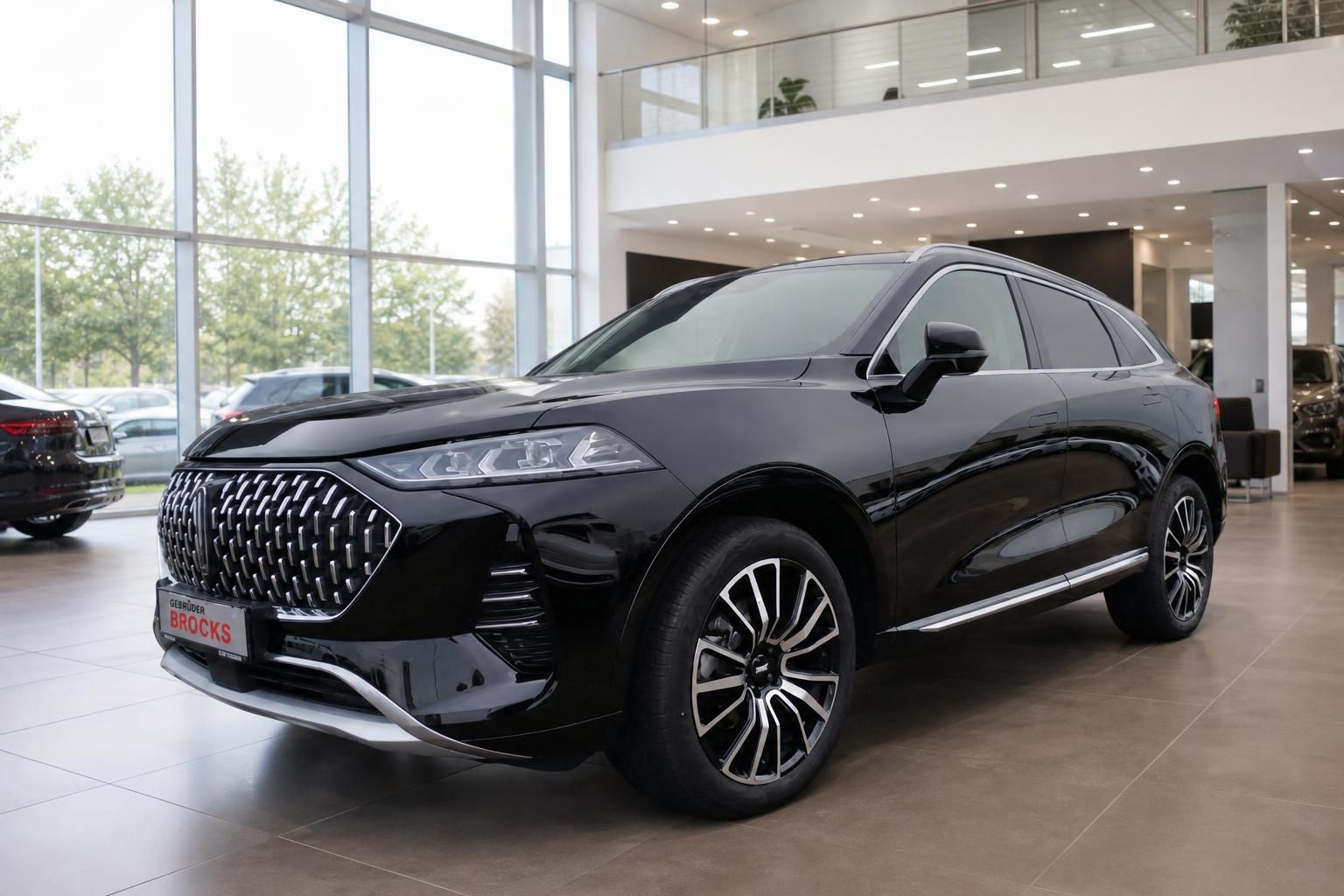 WEY SUV schwarz Frontansicht im Autohaus Gebrüder Brocks – markantes Wabengitter-Design