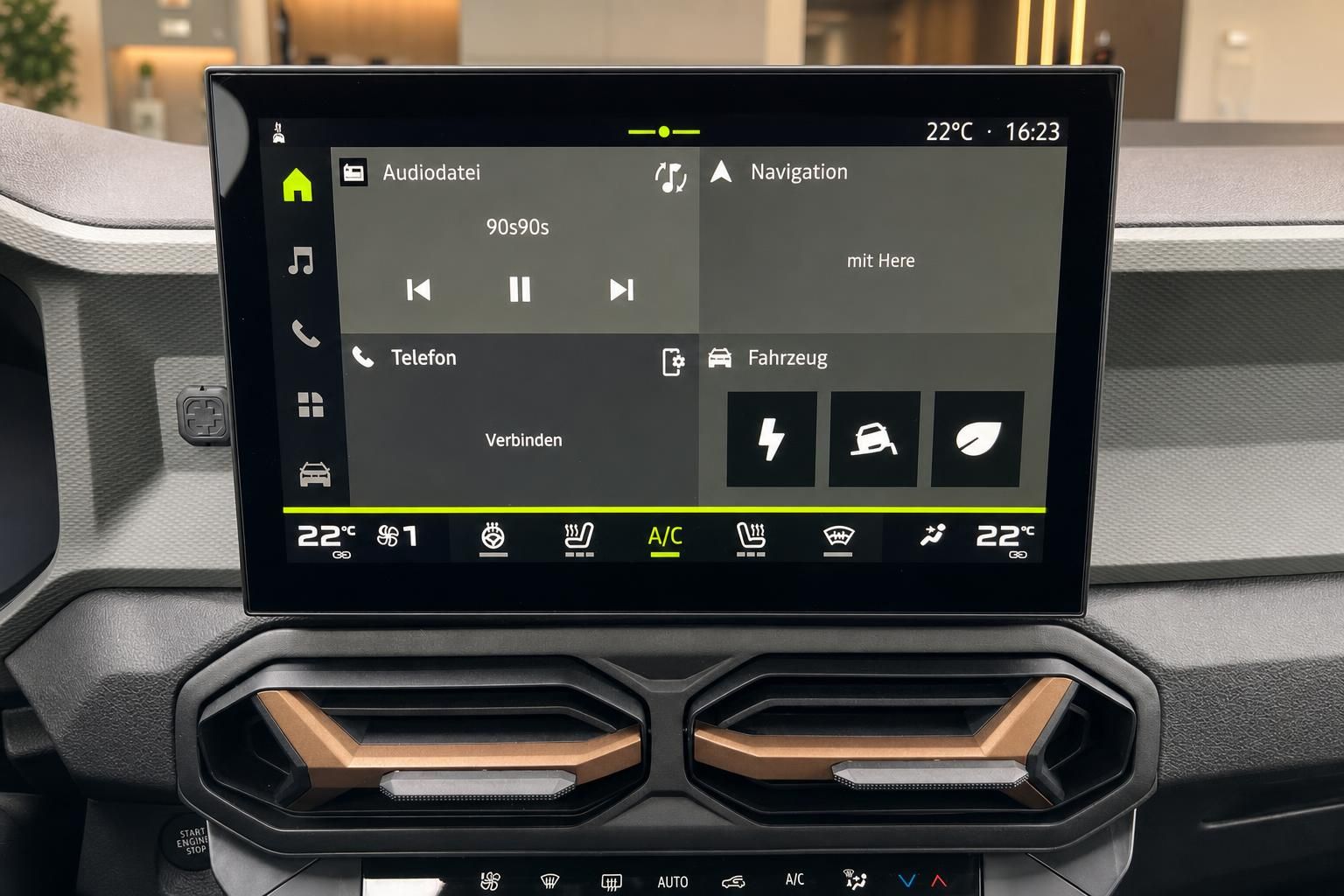 Fahrzeug-Infotainment-Display mit Navigation, Medienwiedergabe und Klimasteuerung