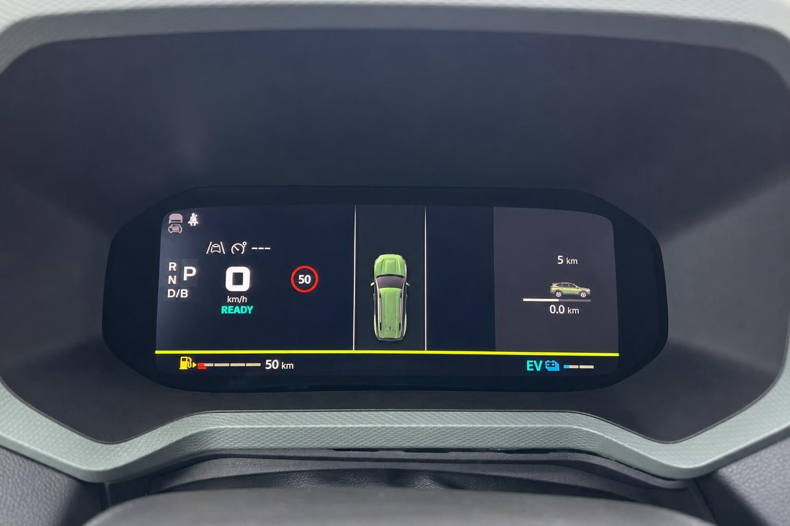 Digitales Kombiinstrument mit Elektrofahrzeug-Display und Geschwindigkeitsanzeige im Fahrzeug