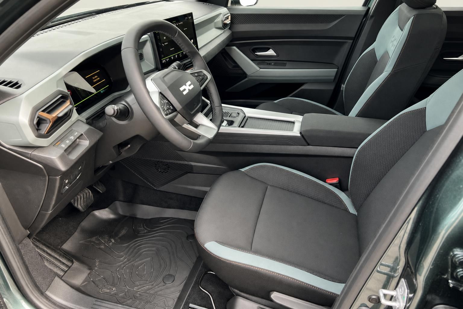 Dacia Bigster Innenraum mit grau-schwarzer Ausstattung, Multifunktionslenkrad und Touchscreen