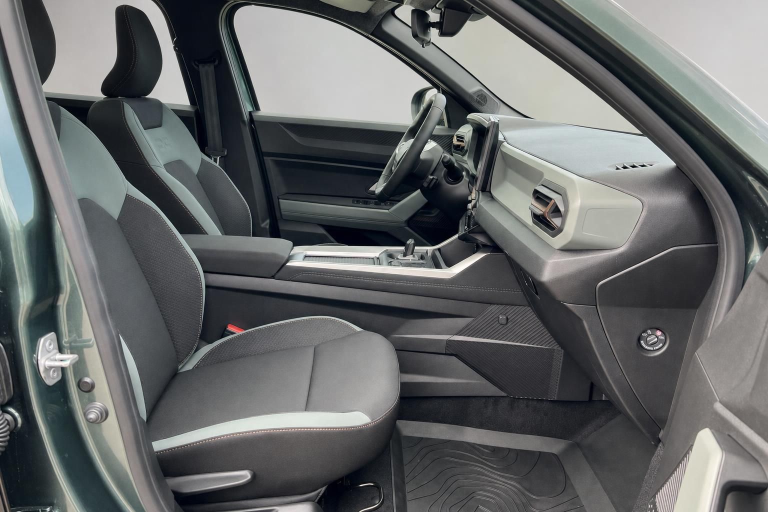 Dacia Bigster Innenraum Beifahrerseite mit grau-schwarzer Polsterung und modernem Armaturenbrett