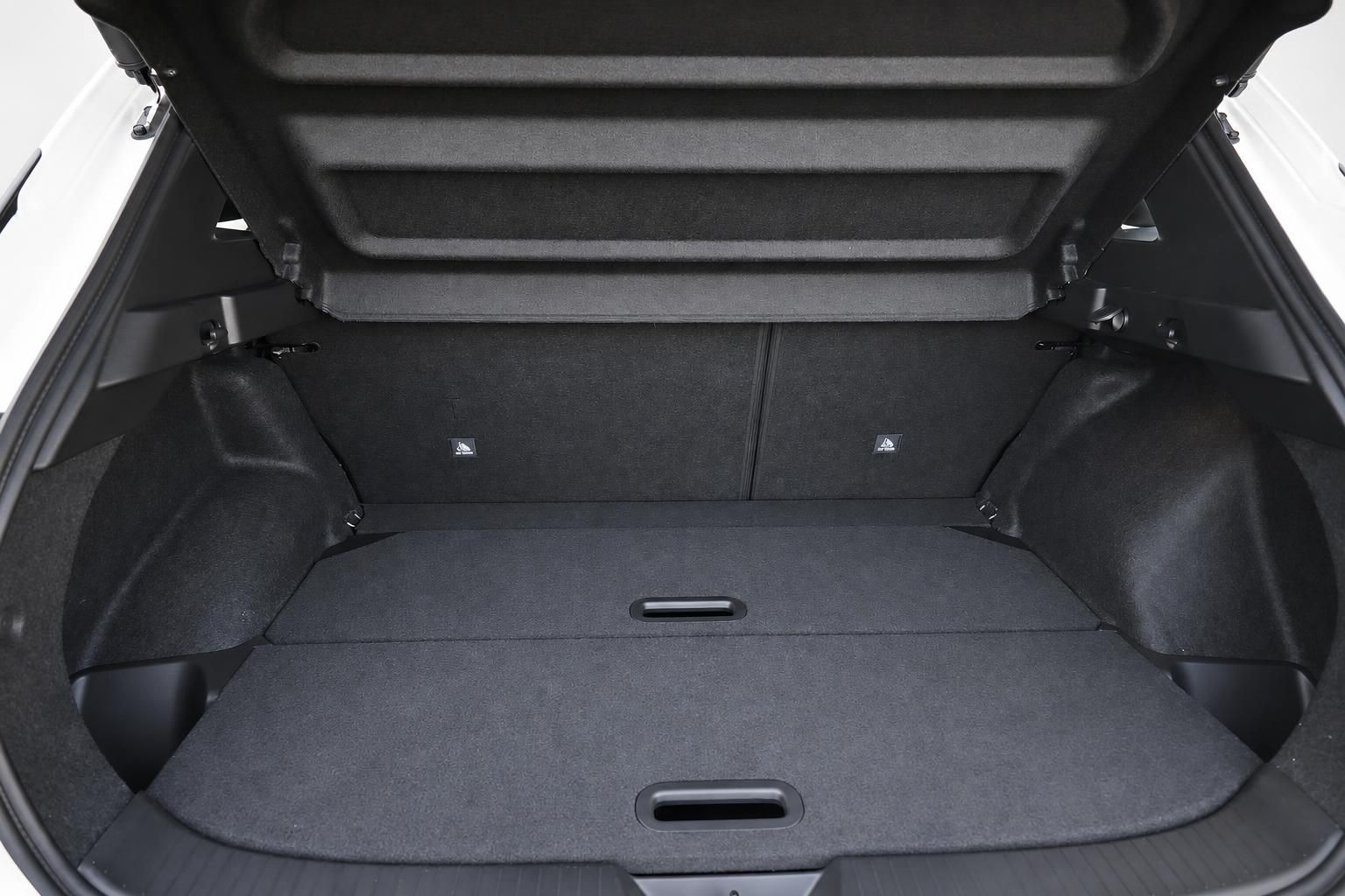 Kofferraum des Fahrzeugs mit geöffneter Heckklappe und Laderaumabdeckung