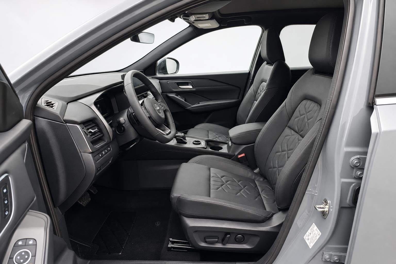 Nissan Fahrersitz und Cockpit durch geoeffnete Tuer in Silber