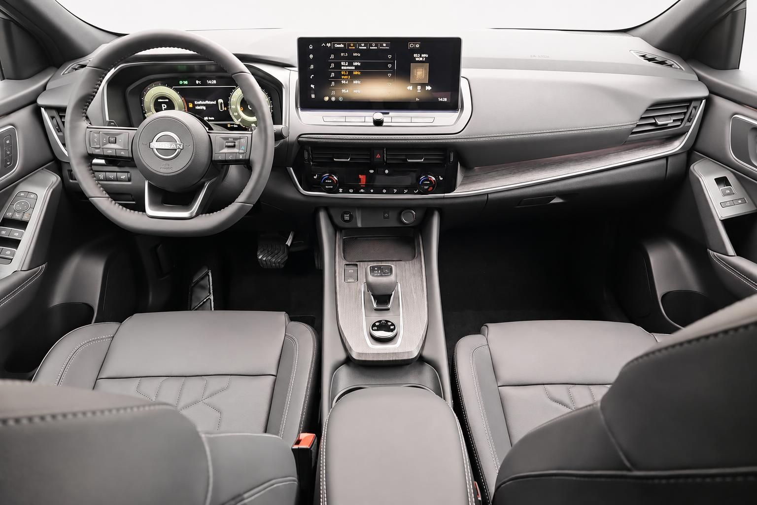 Nissan Innenraum mit Cockpit, Lenkrad und Touchscreen-Infotainment