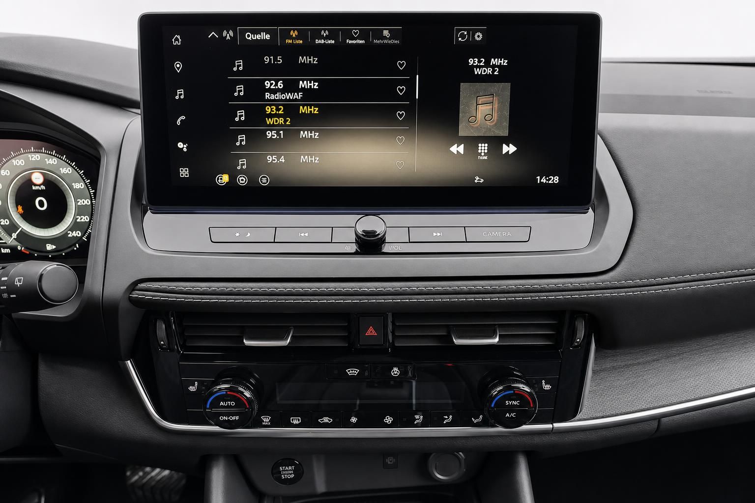 Nissan Infotainment-Display mit Radio und Klimabedienung im Detail