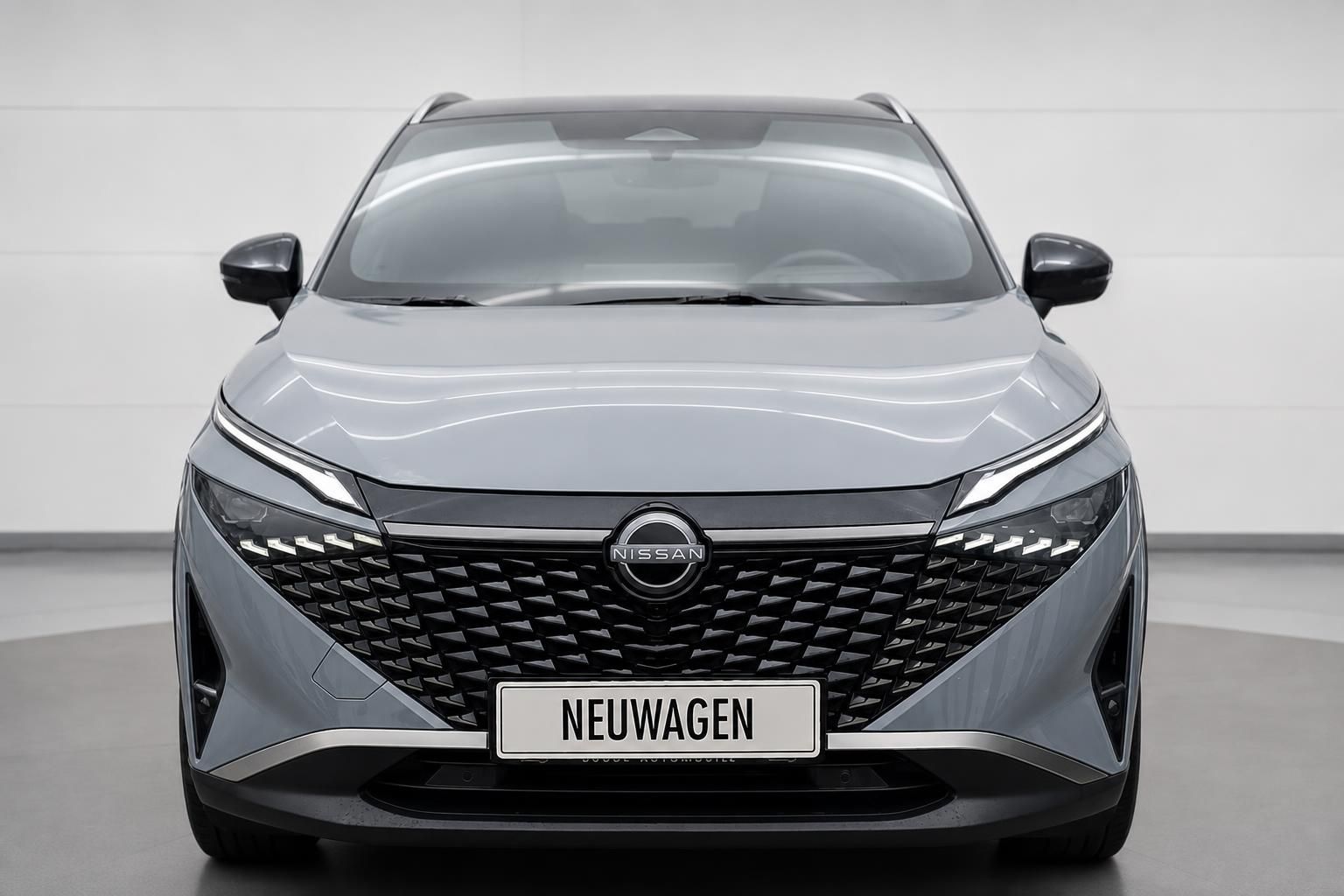 Nissan Qashqai grau Frontansicht mit Kennzeichen Neuwagen