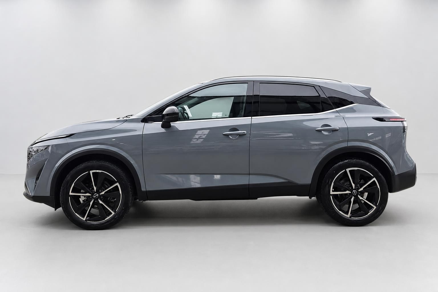 Nissan Qashqai grau Seitenansicht im Studio