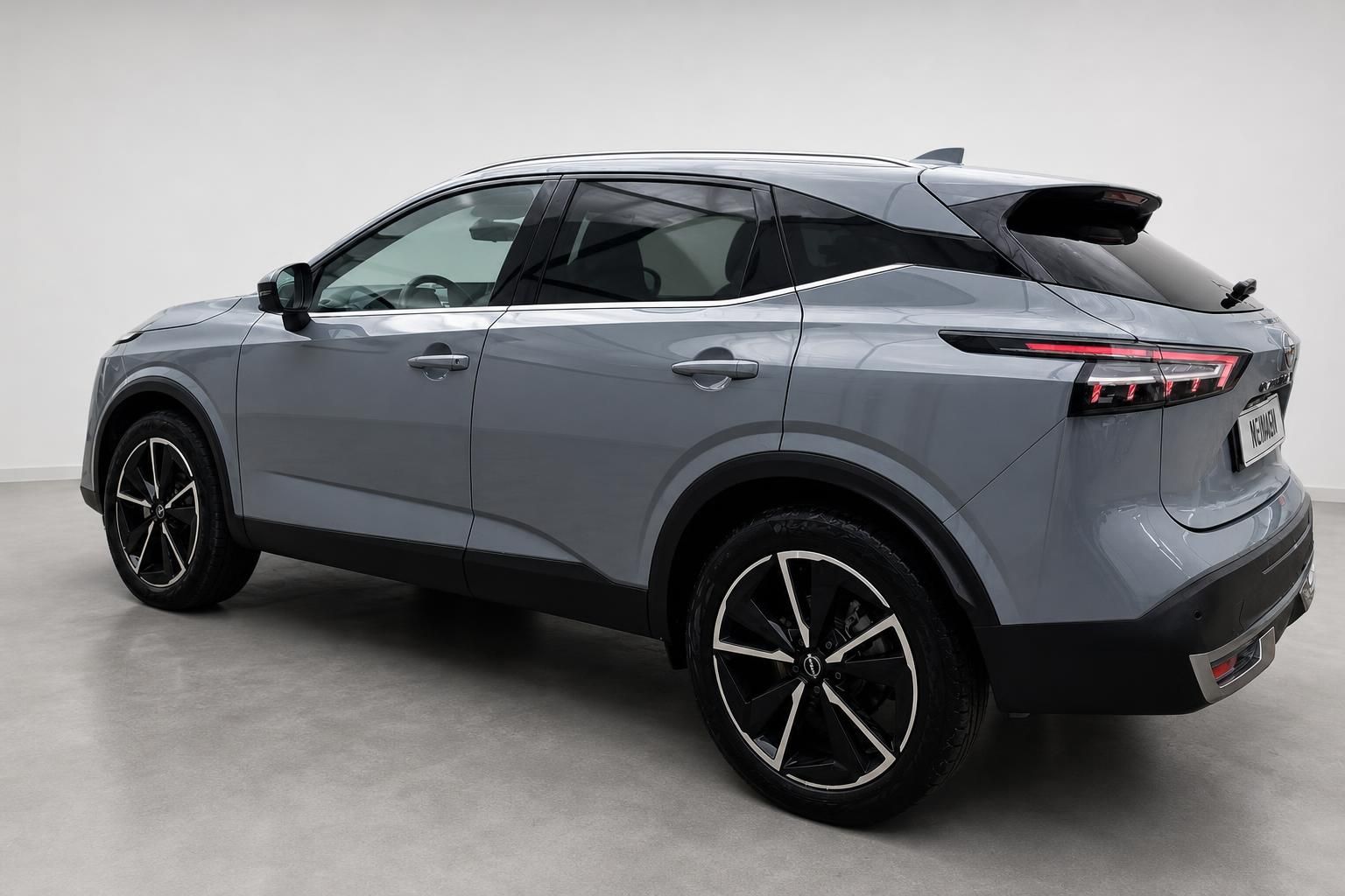 Nissan Qashqai grau Heckansicht schraeg im Studio