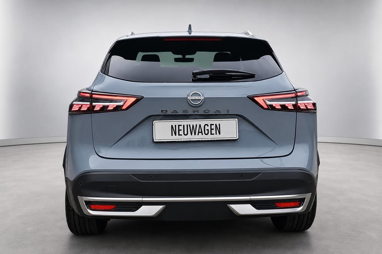 Nissan Qashqai in Blaugrau, Heckansicht im Fotostudio