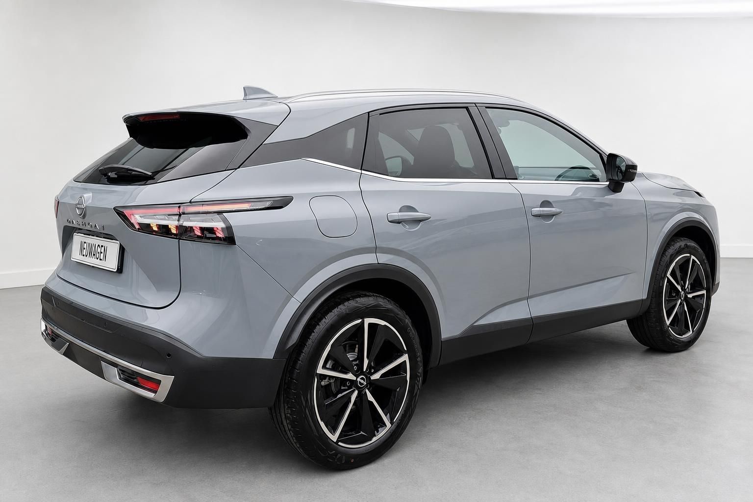 Nissan Qashqai grau, Heck-Seitenansicht im Fotostudio