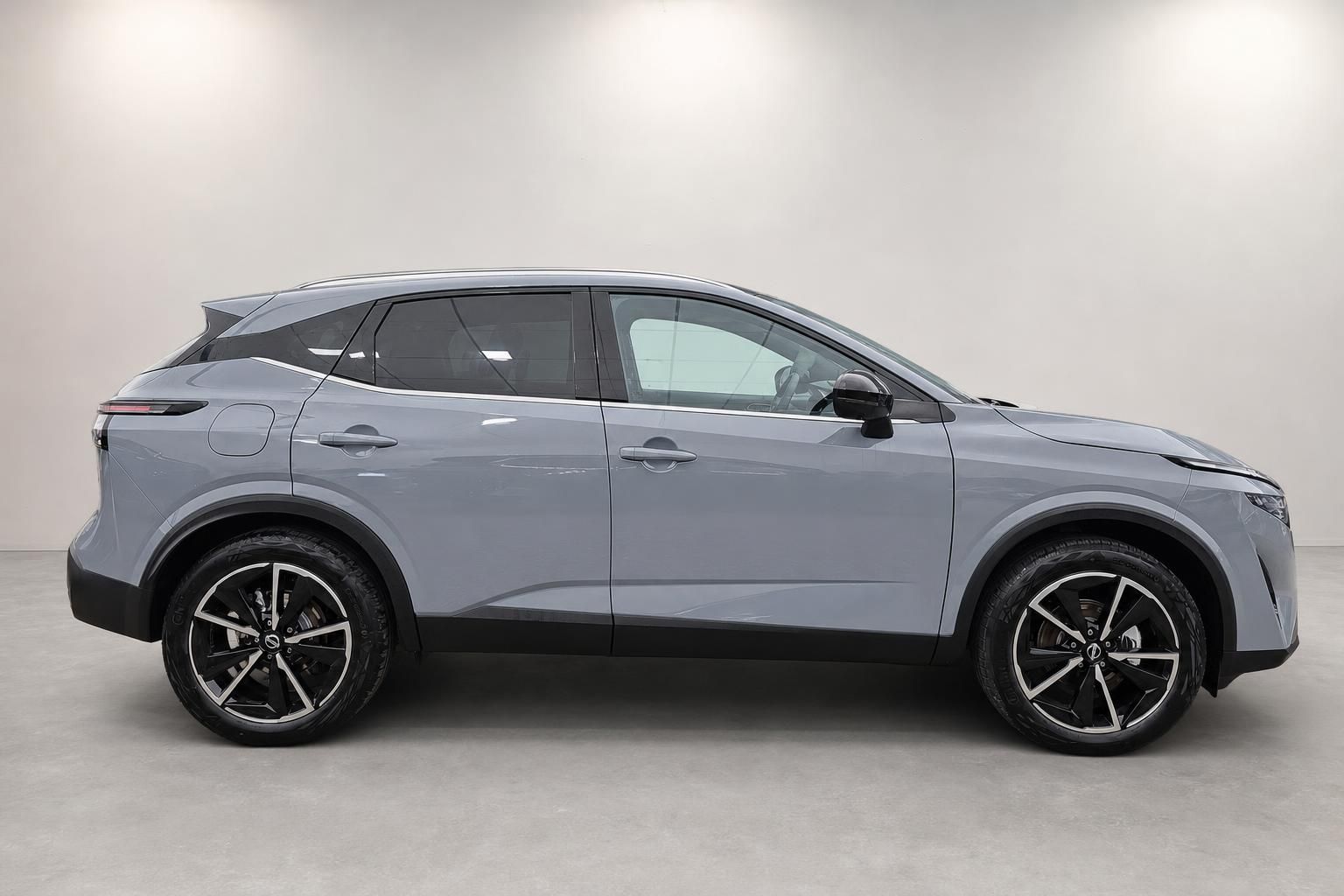 Nissan Qashqai in Grau, seitliche Studioaufnahme des SUV