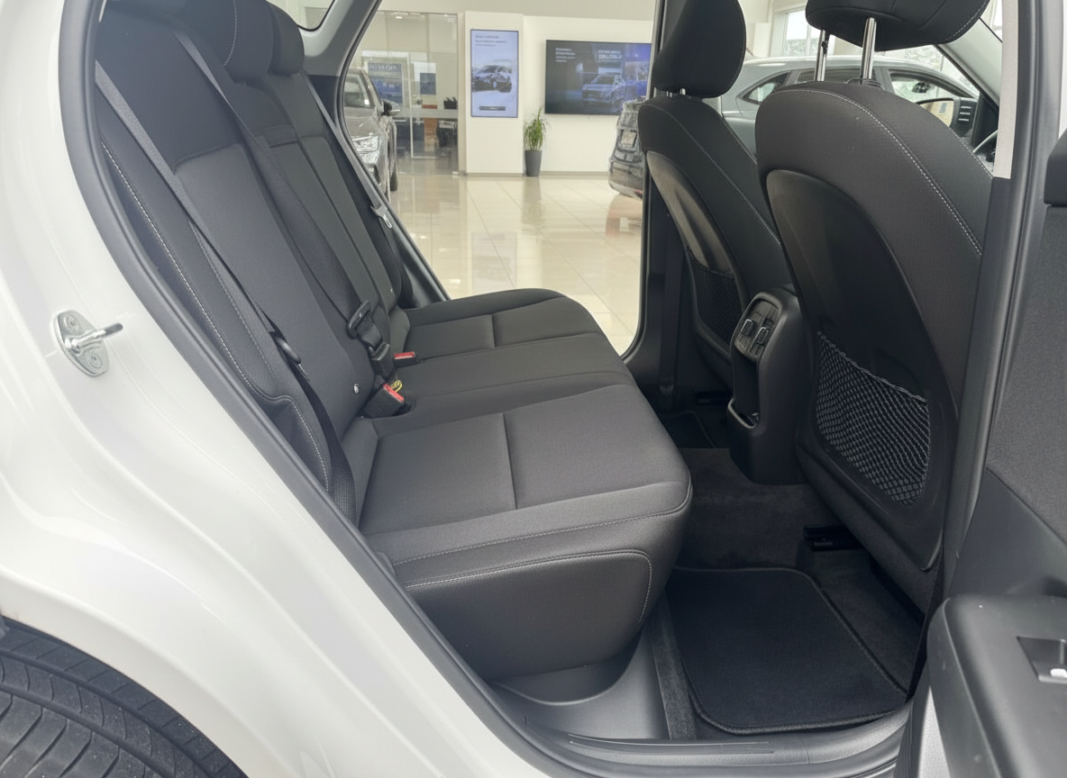 Innenraum Rücksitzbank eines weißen Fahrzeugs mit schwarzem Ledersitz im Autohaus