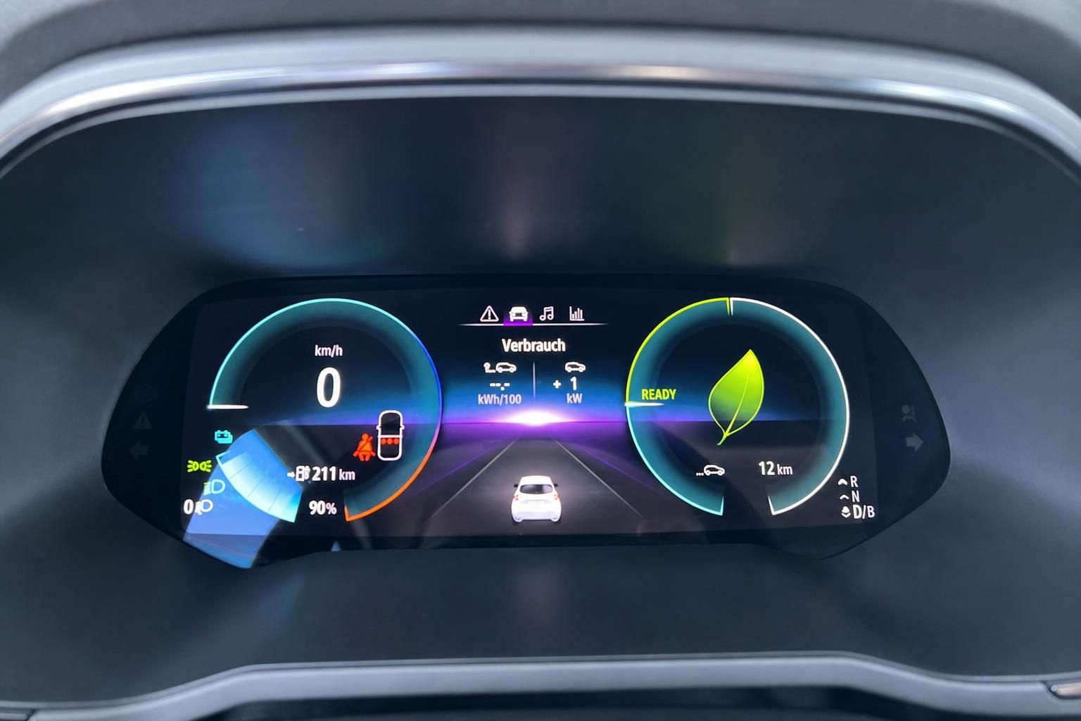 Modernes digitales Armaturenbrett mit Elektroauto-Anzeige und Verbrauchsmessung im Fahrzeug-Innenraum