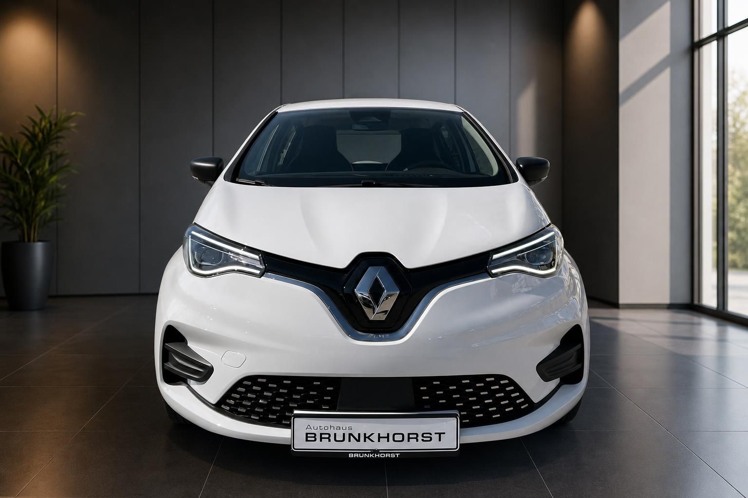 Weißer Renault ZOE Elektrofahrzeug - Frontansicht mit charakteristischen LED-Scheinwerfern