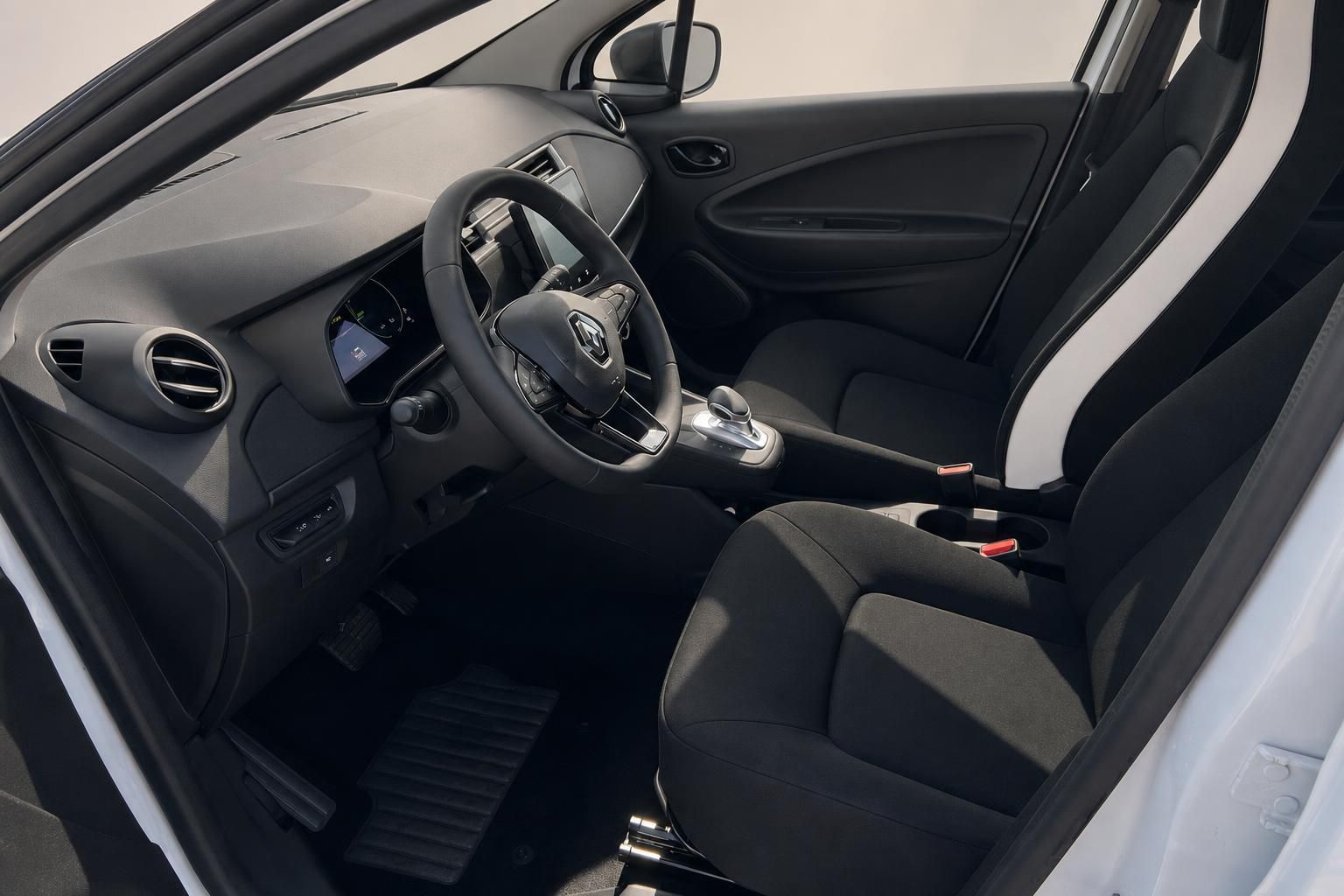 Renault ZOE Innenraum - Fahrerplatz mit Lenkrad, digitalen Anzeigen und Mittelkonsole