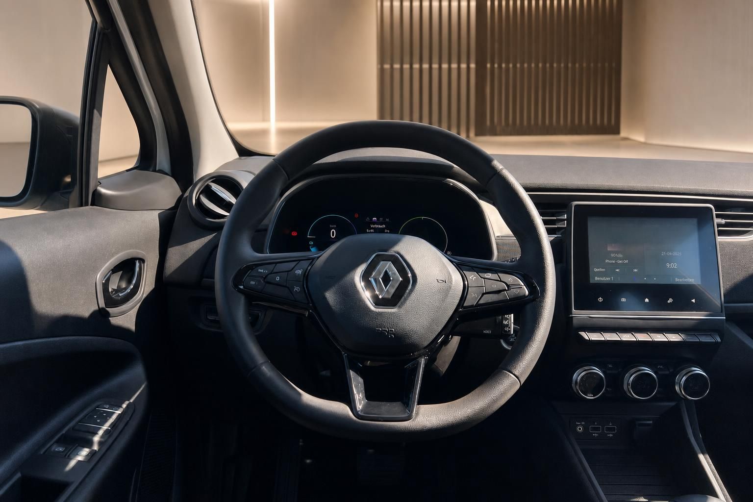 Renault Fahrzeug Innenraum mit Lenkrad, Armaturenbrett und Touchscreen Display