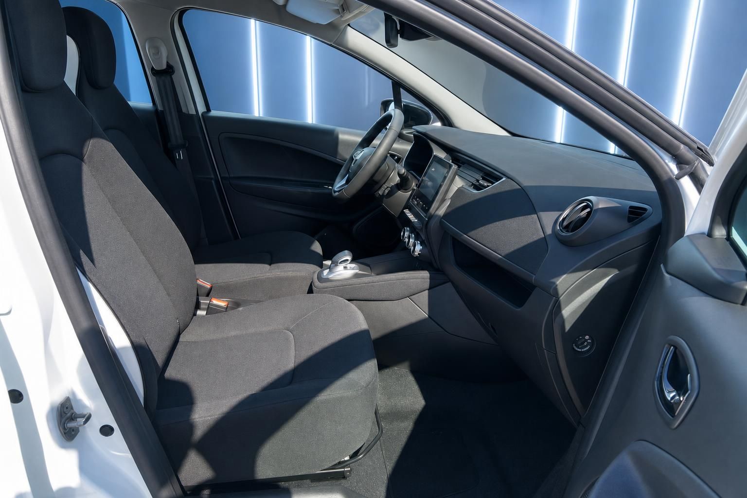Renault Fahrzeug Innenraum mit Vordersitzen und Armaturenbrett Detail