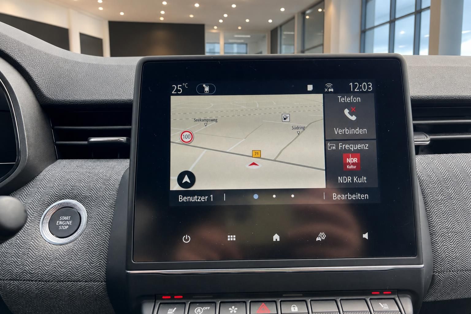 Renault Clio Touchscreen Infotainment mit Navigation, Telefon und Radioanzeige im Cockpit
