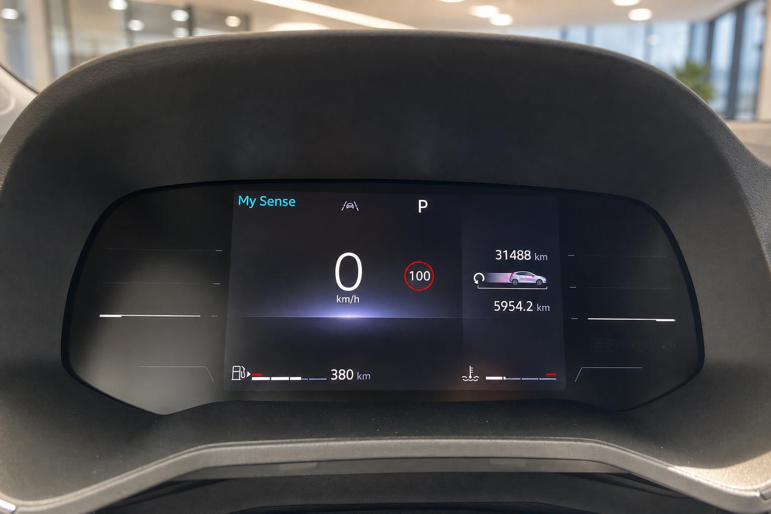Digitales Kombiinstrument mit Tachoanzeige, Kilometerstand 31488 km und Reichweite 380 km