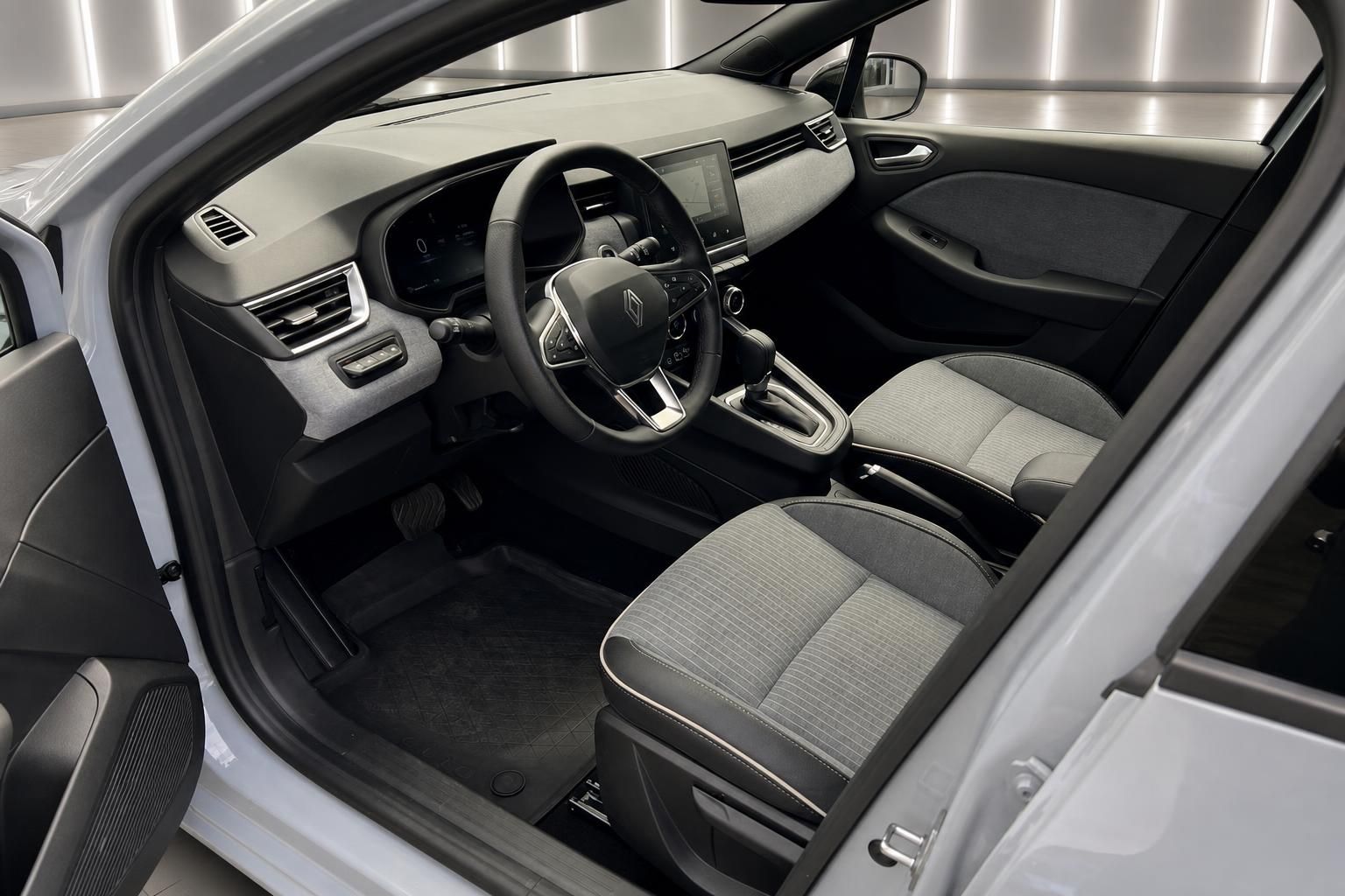 Renault Clio Innenraum – Fahrersitz, Lenkrad und Mittelkonsole mit Automatik