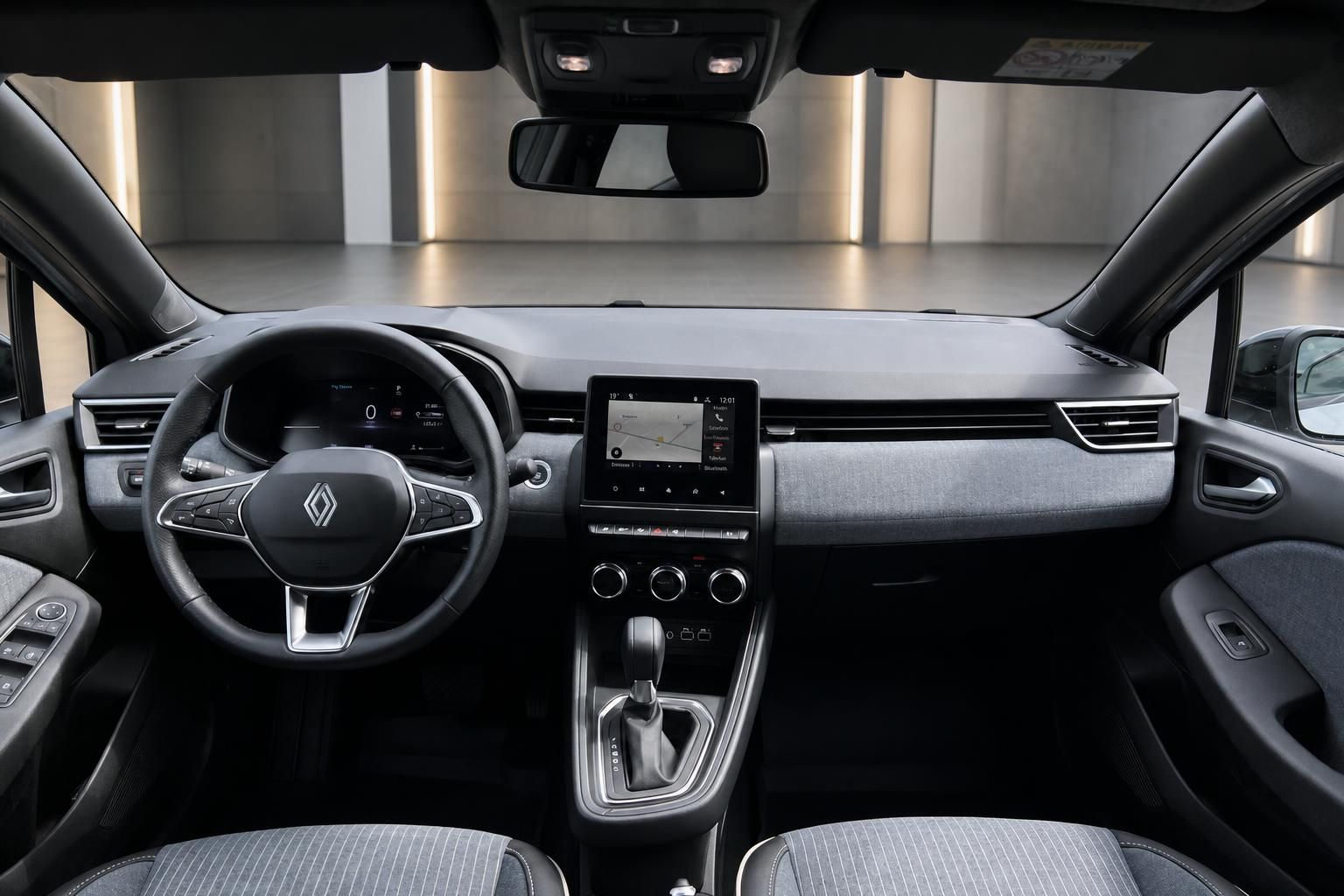 Renault Clio Innenraum – Cockpit mit Touchscreen, Lenkrad und Automatikgetriebe