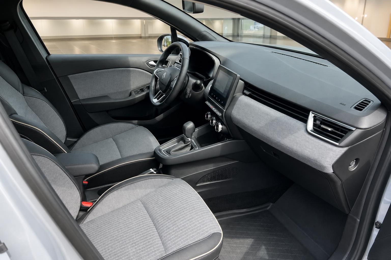 Renault Clio Innenraum Vordersitze mit Automatikgetriebe, Infotainment und grauem Stoffbezug