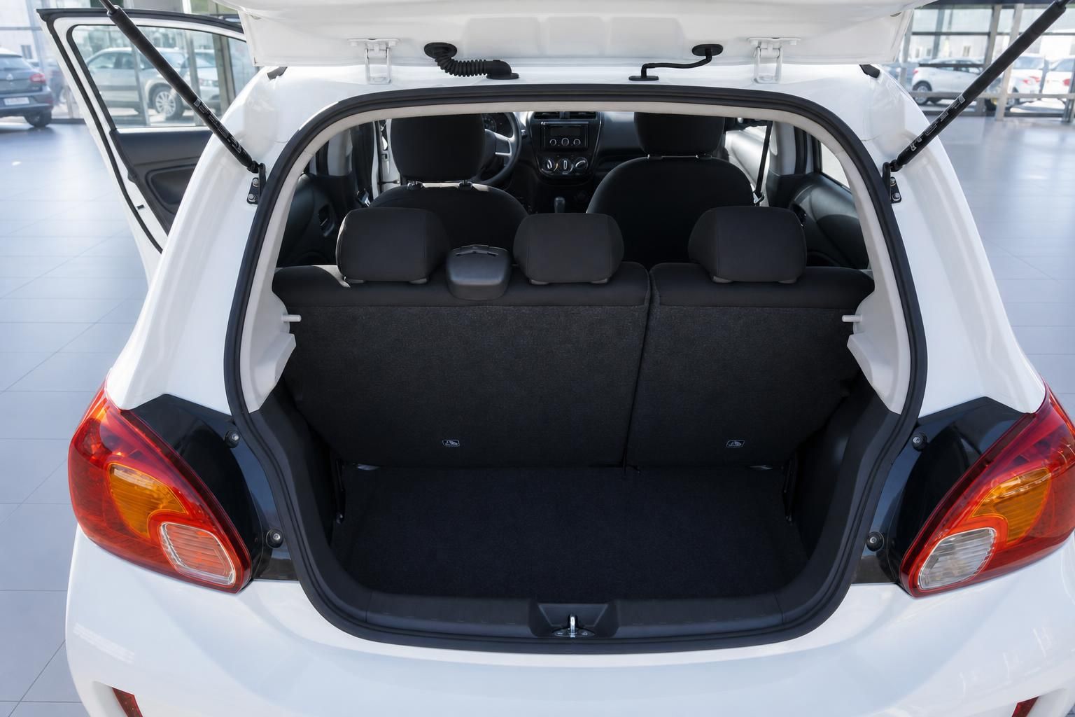 Mitsubishi Space Star Kofferraum geöffnet schwarze Auskleidung Laderaumansicht