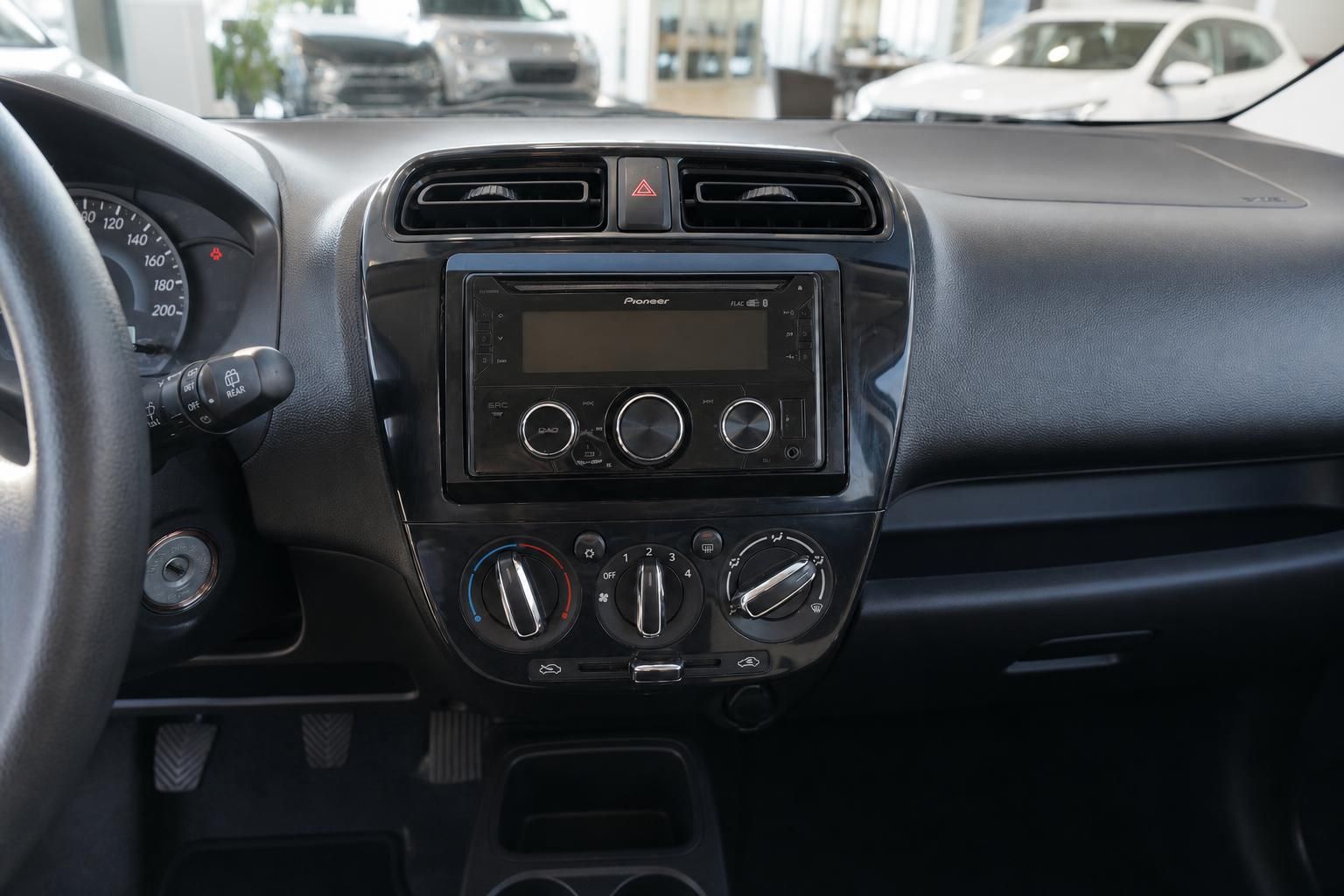 Fahrzeug Innenraum Mittelkonsole mit Pioneer Radio und Klimaanlage Bedienfeld