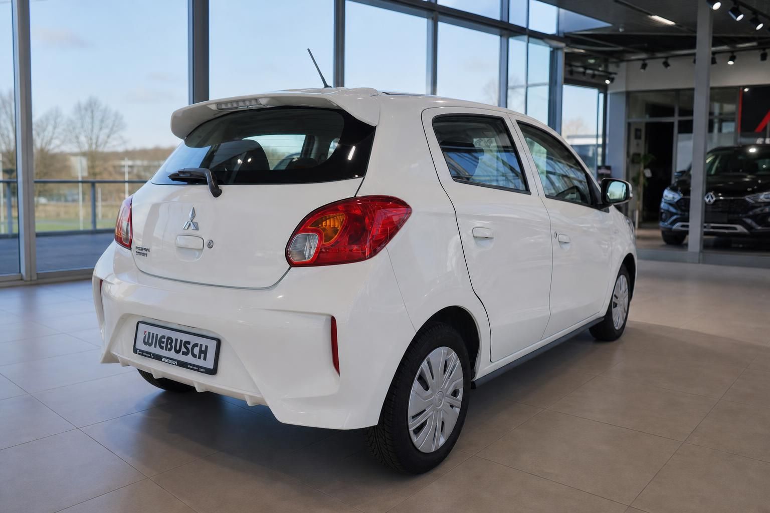 Mitsubishi Space Star weiß Heckansicht mit Wiebusch Händlerkennzeichen im Autohaus