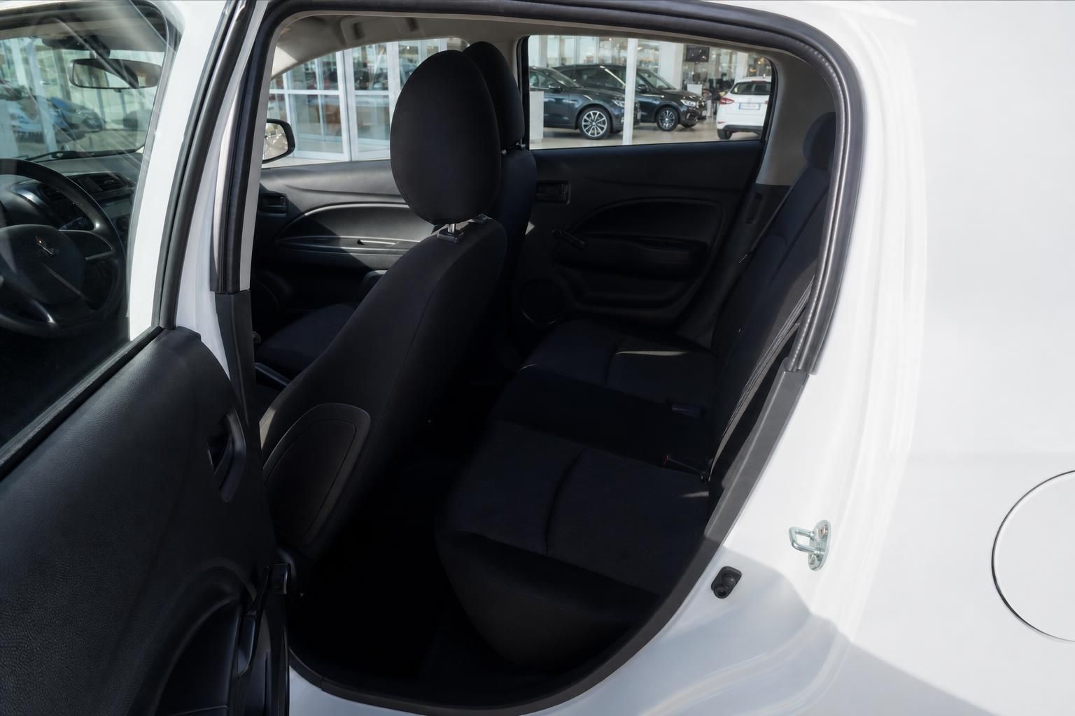 Mitsubishi Space Star Innenraum Rücksitze schwarz Polsterung Fahrgastraum