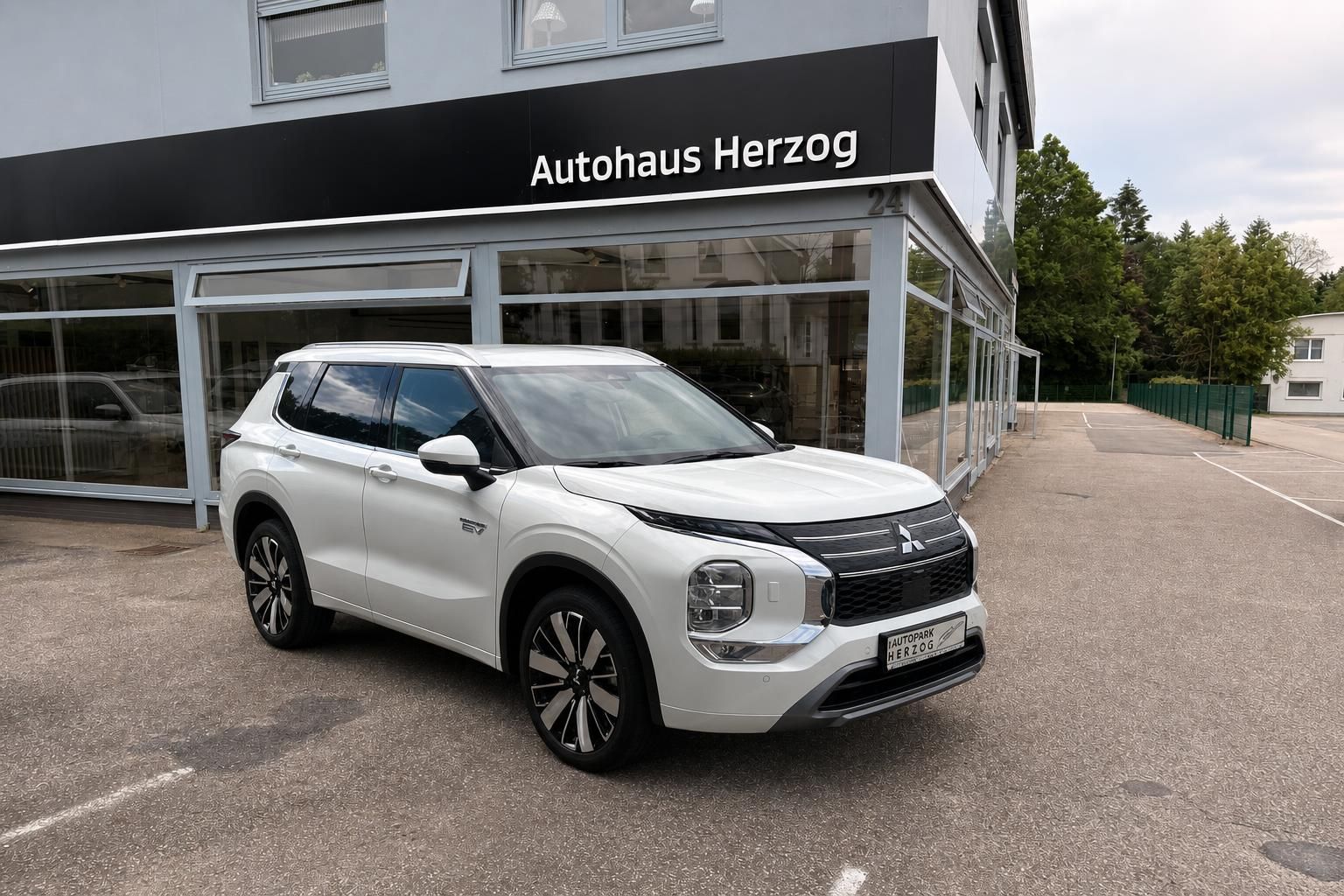 Mitsubishi SUV in Weiß - Seitenansicht mit modernem Design und Allradantrieb im Autohaus