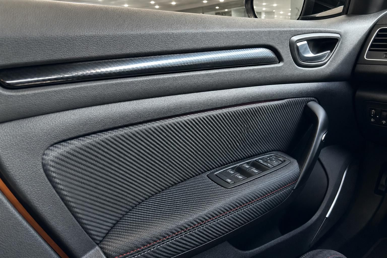 Renault Türverkleidung mit Carbon-Optik und Fensterheber