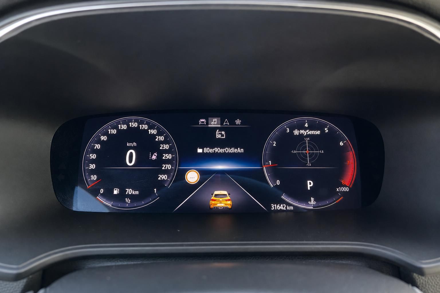 Digitales Kombiinstrument mit Tacho und Drehzahlmesser im Fahrzeug