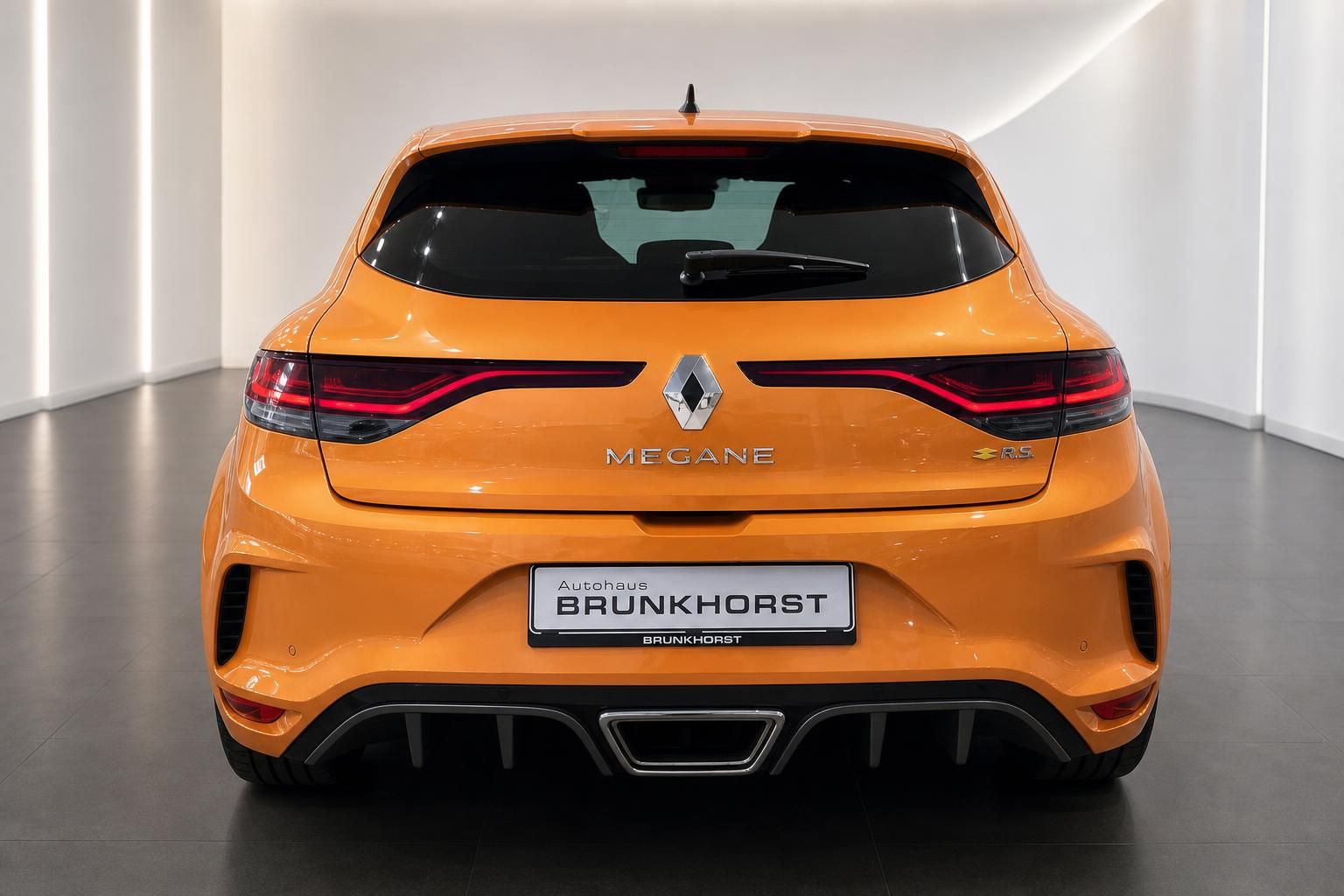 Renault Megane R.S. orange, Heckansicht mit Diffusor und Auspuff